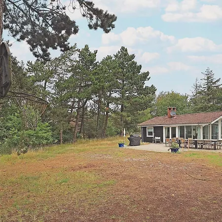Six-bedroom In 度假居